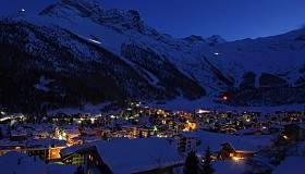 Saas Fee Dorf bei Nacht