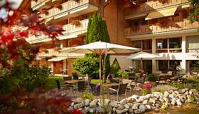 Gstaaderhof Gstaad Aussenansicht Sommer