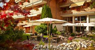 Gstaaderhof Gstaad Aussenansicht Sommer